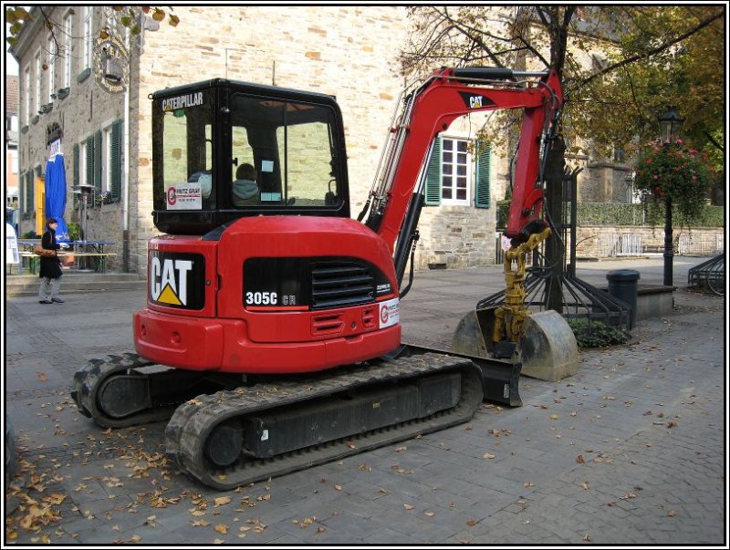Dieser CAT-Minibagger Typ 305C stand am 10.10.2007 in der Altstadt von Ratingen.