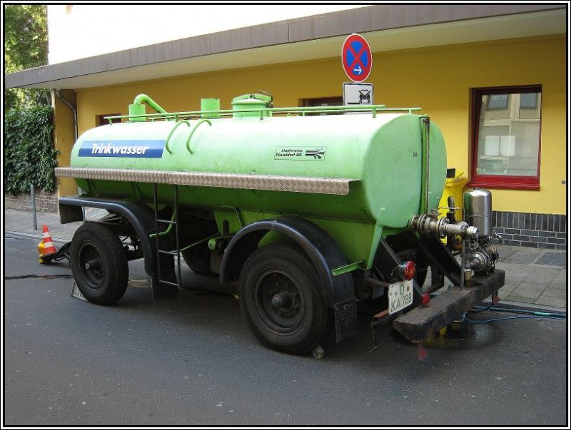 Dieser Hnger mit Trinkwasser-Tank der Stadtwerke Dsseldorf war am 26.08.2007 whrend des Schadowstraen-Fest im Einsatz.