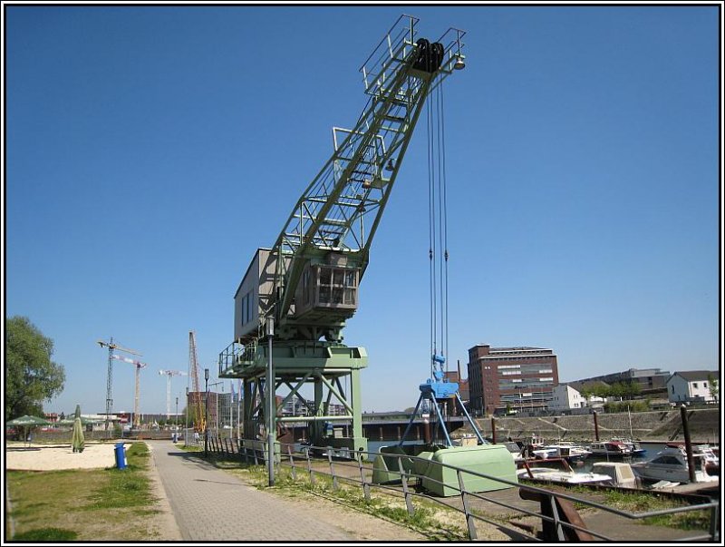 Dieser Hafenkran im Duisburger Innenhafen dient nur noch als Industriedenkmal. Die Aufnahme stammt vom 05.05.2008.