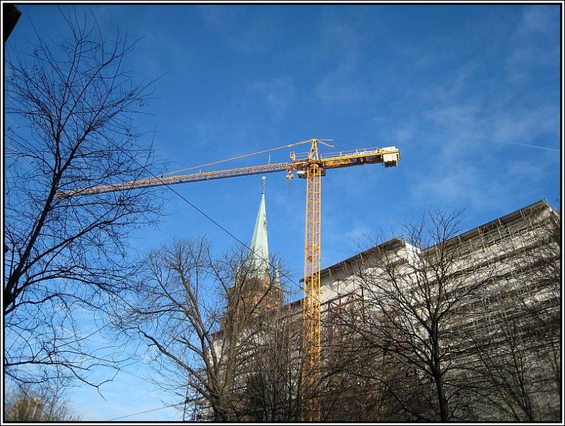 Dieser Hochkran steht bei der Kirche St. Peter in Dsseldorf. Im Juni 2007 war bei Sanierungsarbeiten der Dachstuhl der Kirche ausgebrannt. Im Herbst wurde ein gigantisches Gerst aufgebaut, das ein Notdach trgt, unter dem jetzt der Dachstuhl erneuert wird. Diese Aufnahme stammt vom 13.01.2008.