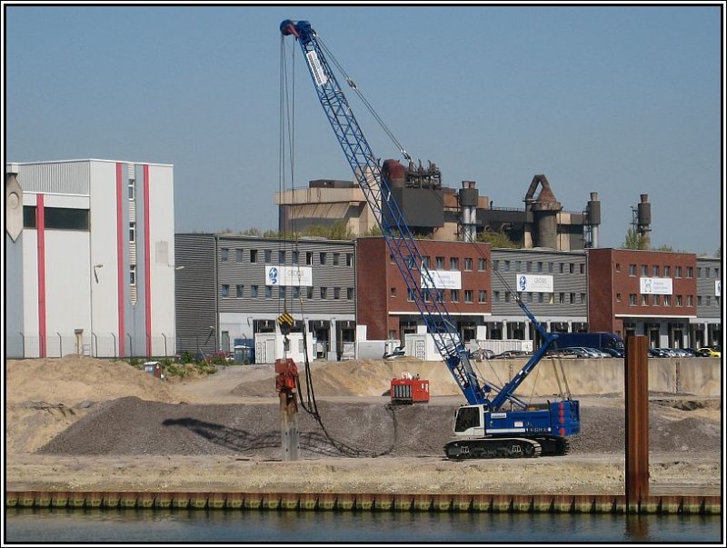 Dieser Liebherr-Seilbagger war am 05.05.2008 im Duisburger Hafen beschftigt. Die Aufnahme erfolgte von einem Ausflugschiff aus, mit dem ich eine Hafenrundfahrt gemacht habe.