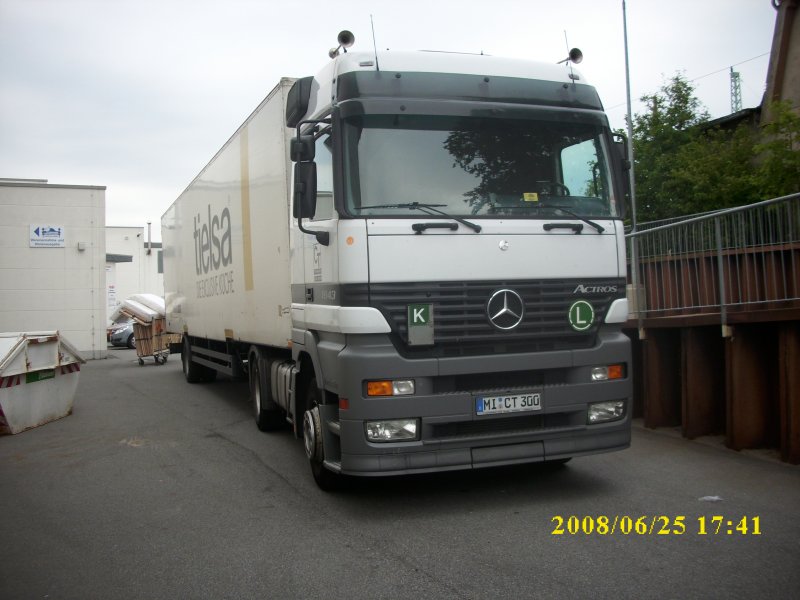 Dieser Mercedes-LKW traf ich noch am Abend beim Entladen in Bergen/Rgen.