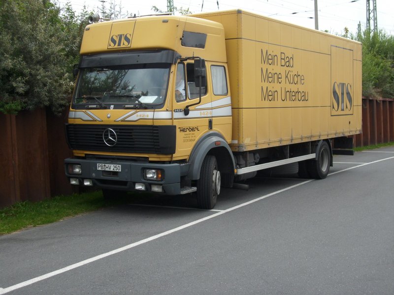 Dieser Mercedes-LKWfahrer knnte sich am 22.Juli 2009 in Bergen/Rgen noch eine Pause.