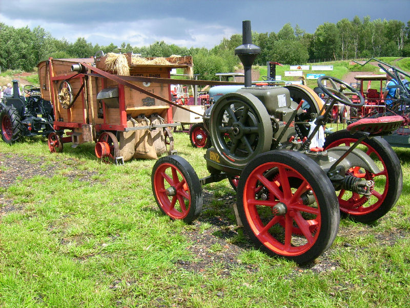 Dieser Nachbau der UrLanz wurde beim Lugauer Bulldogtreffen fr Drescharbeiten eingesetzt