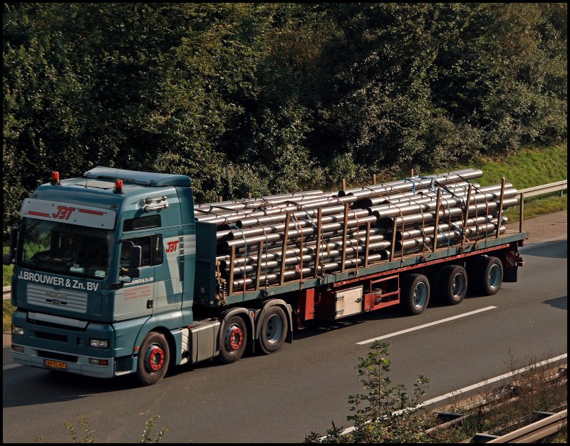 Dieser niederlndische MAN TGA bringt Stahlrohre durch das Sauerland in Richtung Ruhrgebiet.