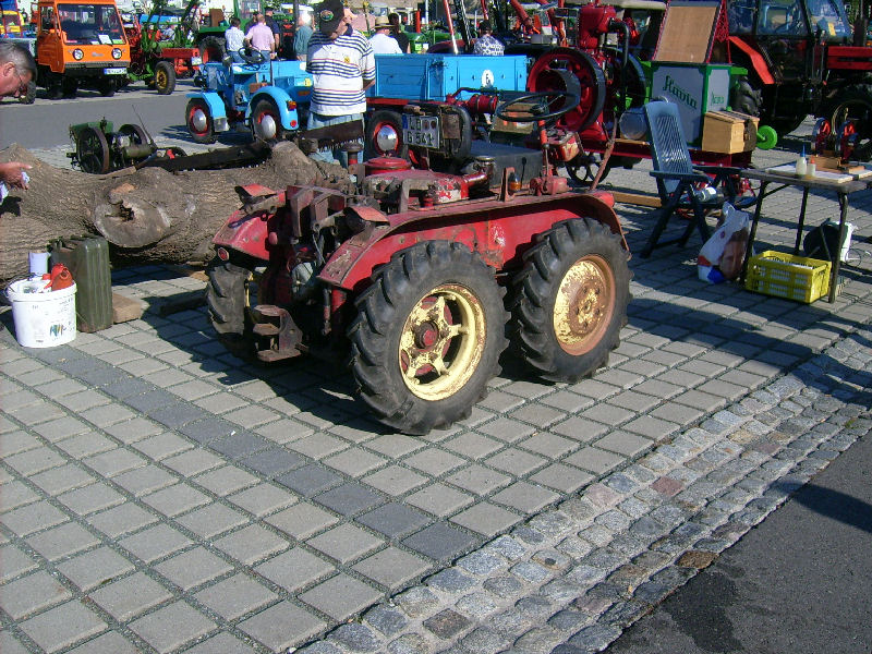 Dieser Weinbergtraktor war auch mit beim Bulldogtreffen in Burkhardtsdorf ausgestellt
