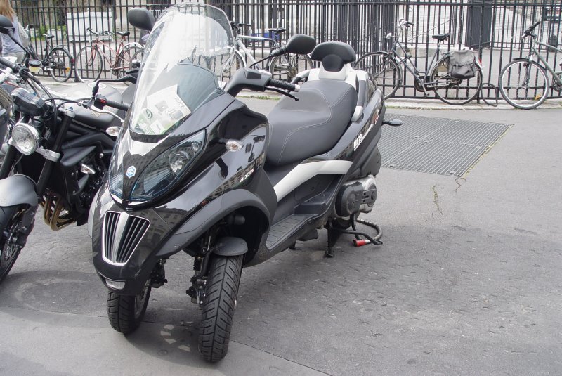 Dieses 3-rdrige Motorrad, eine Piaggio MP3 400 ie, ist auf den Pariser Strassen sehr hufig anzutreffen. Dieses hier habe ich in der Nhe der Madeleine am 16.07.2009 gesehen