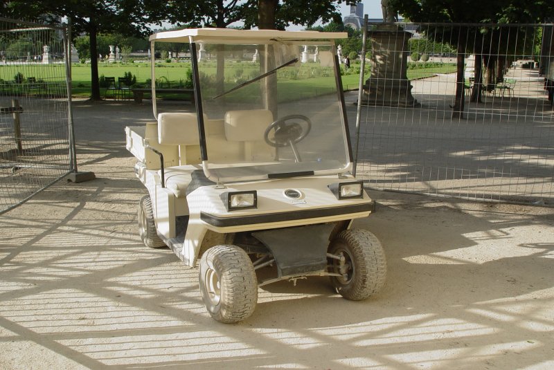 Dieses Elektromobil, das einem Golfkart hnelt, sah ich am 15.07.2009 in den Tuilerien Grten in Paris.