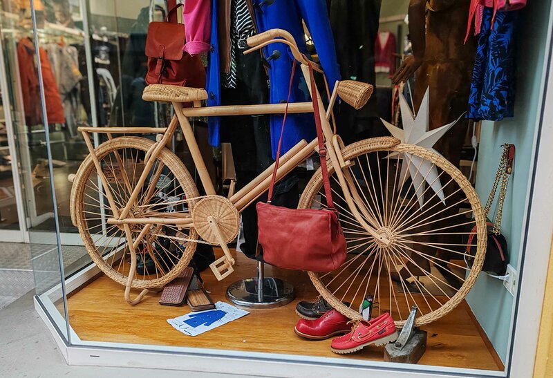 Dieses Fahrrad schmckt ein Schaufenster in Ulm, 12-2023 - Fahrzeugbilder.de