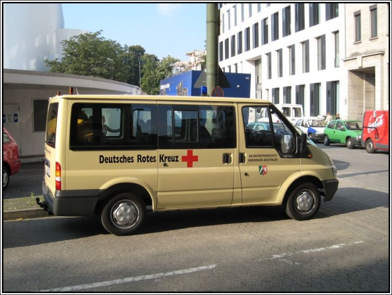 Dieses Fahrzeug des DRK war am Rande des Schadowstraen-Fest in Dsseldorf am 26.08.2007 abgestellt.