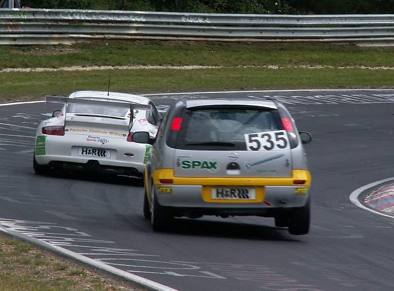 Dieses Foto zeigt die Klassenvielfalt bei der BFGoodrich Langstreckenmeisterschaft. Whrend vorne der Porsche 911 davonfhrt hlt der kleine Opel Corsa tapfer dagegen...mit vollem Einsatz. Der Wagen hebt hinten ein Stck weit ab...das Foto stammt vom 18.08.2007