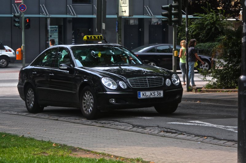 Dieses Mercedes Benz W211 Taxi Habe Ich Am 22 07 2014 Am Taxistand Rathaus In Kaiserslautern Aufgenommen Fahrzeugbilder De