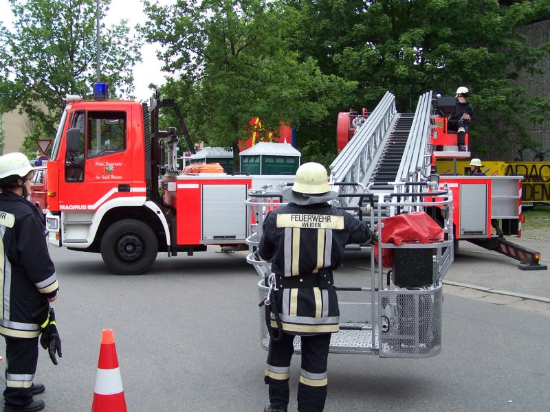DLK 23/12 der Freiwilligen Feuerwehr Weiden.
Aufgenommen am 12.6.2005.
