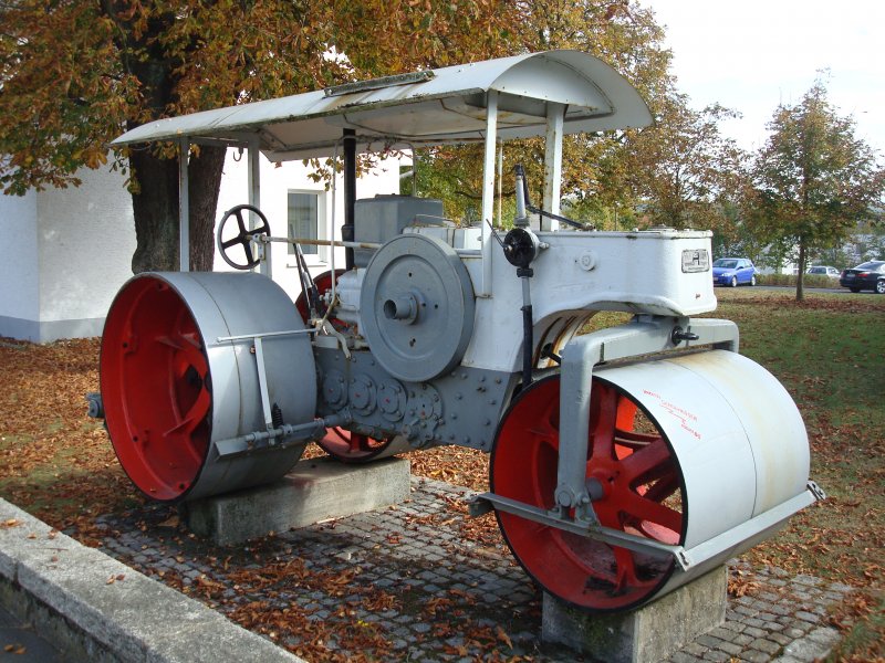 Dreiradwalze der oberpflzer Firma Hamm in Tischenreuth,
die Firma baute nie Dampfwalzen,sondern seit 1911 nur motorgetriebene 
Straenbauwalzen,
steht in Waldsassen als techn.Denkmal auf dem Sockel
Okt.2009