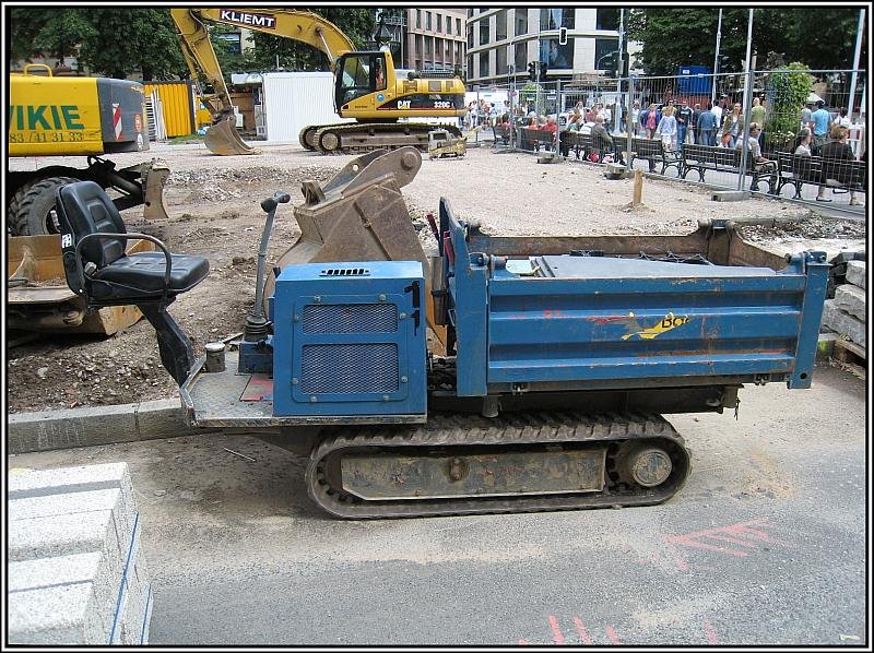 Dsseldorf, U-Bahn-Projekt Wehrhahnlinie, U-Bahnhof Heinrich-Heine Allee, 04.08.2008: Diesen Raupendumper eines unbekannten Herstellers (ev. auch Ammann Yanmar) habe ich am Cornelius-Platz fotografiert. Hier finden Arbeiten fr die Erweiterung des U-Bahn-Bahnhofs Heinrich-Heine Allee unter dem Kaufhof an der K statt.