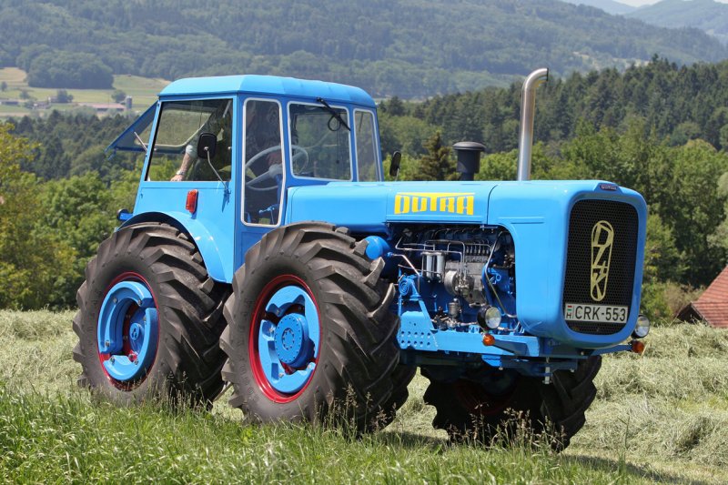 DUTRA D4KB prsentiert sich perfekt restauriert (Knten/AG/CH im Juni 2006)
brigens : steht dieser Traktor seit kurzem zum Verkauf !!