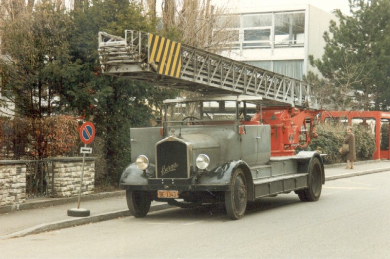 Ehemaliges BERNA Feuerwehrauto BE 1343 mit Leiter unterwegs fr die Stadtgrtnerei Biel / Bienne im Mai 1986 ... ( Habe keine ahnung ob es diese Fahrzeug Heute noch gibt )