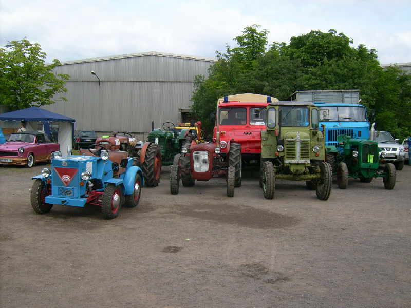 Eigenbau Traktor, Fergoson, Famulus und Schlütter standen Am Sonntag Vormittag noch beisammen, bevor es an die Verladung für die Heimreise ging.