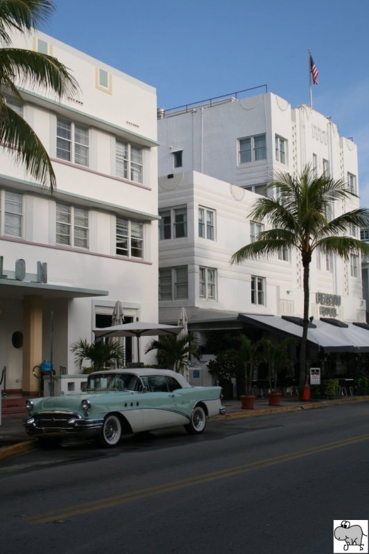 Ein 1955er Buick Special aufgenommen in Miami Beach am berhmten Ocean Drive mit seinen Art Deco Gebuden am 03. Oktober 2008.