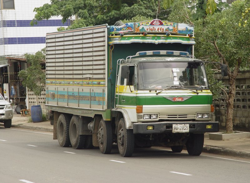 Ein 4-achsiger LKW von Hino am 04.07.2009 in der thailndischen Kleinstadt Lamplaimat