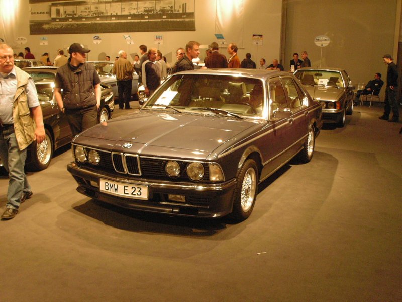 Ein 7er BMW E23 in der Essener Messe am 02.04.2004.