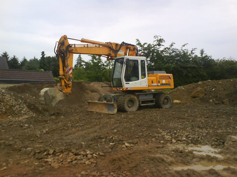 Ein 904 litronic radbagger von liebherr auf einem lager platz zum abtransport von erdaushub.