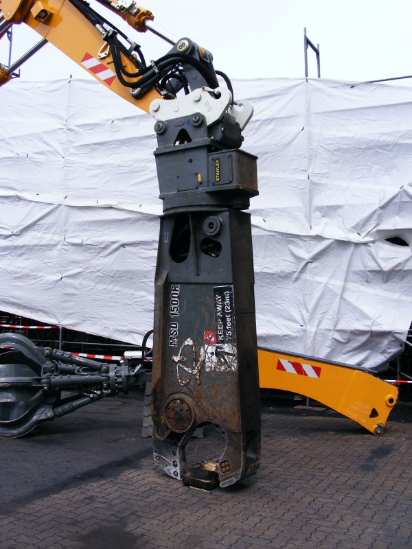 Ein Abbruchgert an einem Liebherr-Hydraulikbagger auf dem Gelnde des Bergwerks Auguste Victoria 3/7 in Marl beim Tag der offenen Tr am 9. Mai 2009. 
