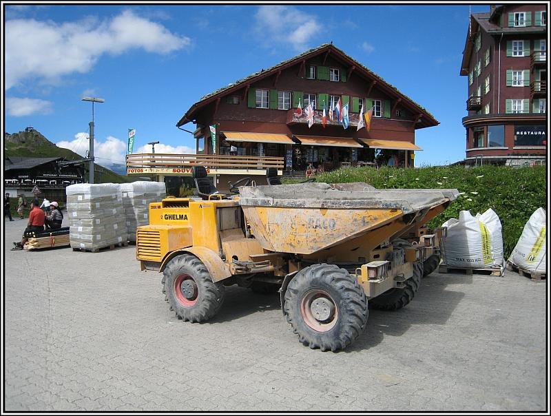 Ein abgestellter Dumper Typ 2000 HR des Herstellers Robert Aebi AG auf der Kleinen Scheidegg in der Schweiz. (24.07.2008)