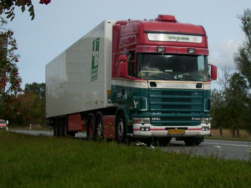 Ein Dnischer SCANIA-LKW war am 17.September 2009 unterwegs auf der B96 bei Bergen/Rgen.