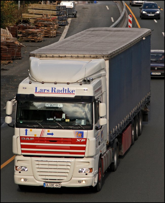 Ein DAF XF105 mit  SpaceCab  ist in Richtung Sden unterwegs. (17.10.2008)