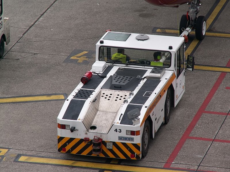 Ein Flugzeugschlepper mit Stange bei der Arbeit am Dsseldorfer Flughafen. Das Foto stammt vom 03.06.2007