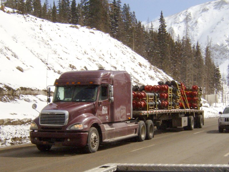 Ein Freightliner Columbia auf einer Interstate im Bundesstaat Colorado im Mrz 2006