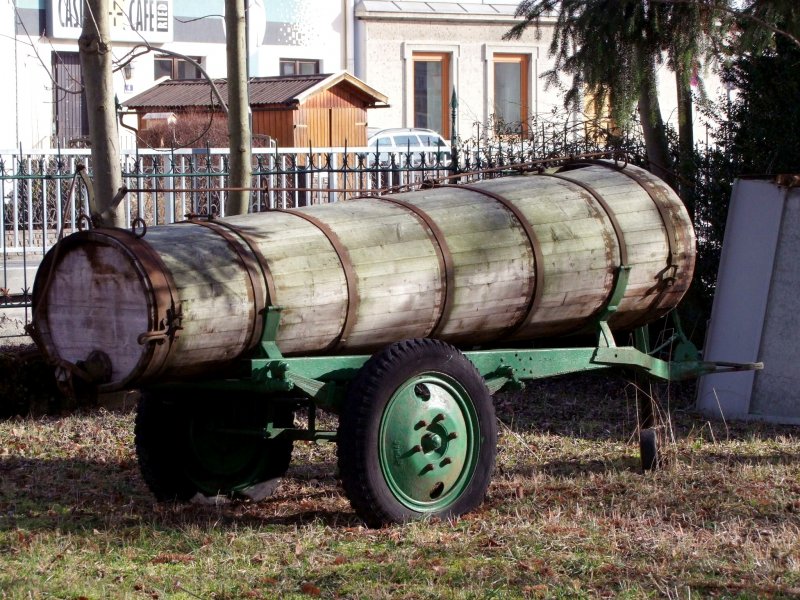 Ein handwerklich gefertigtes Jauchefa aus alten Tagen, ist auf einem auch nicht mehr neuestem Fahrgestell aufgebaut, und steht schon seit Jahren in einem Garten in Ried i.I.; 090125