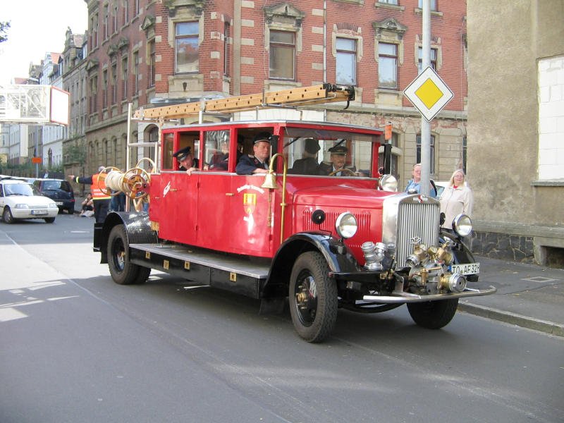 Ein historisches Lschfahrzeug der Marke Hansa Lloyd steuert dei FFW Mgeln dem Feuerwehrumzug in Wurzen am 22.09.07 bei.