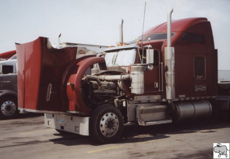 Ein Kenworth W900 mit geffneter Motorhaupe auf einen Truck Stop in Gillette (Wyoming / USA).
Die Aufnahme entstand am 17. Juli 2006.