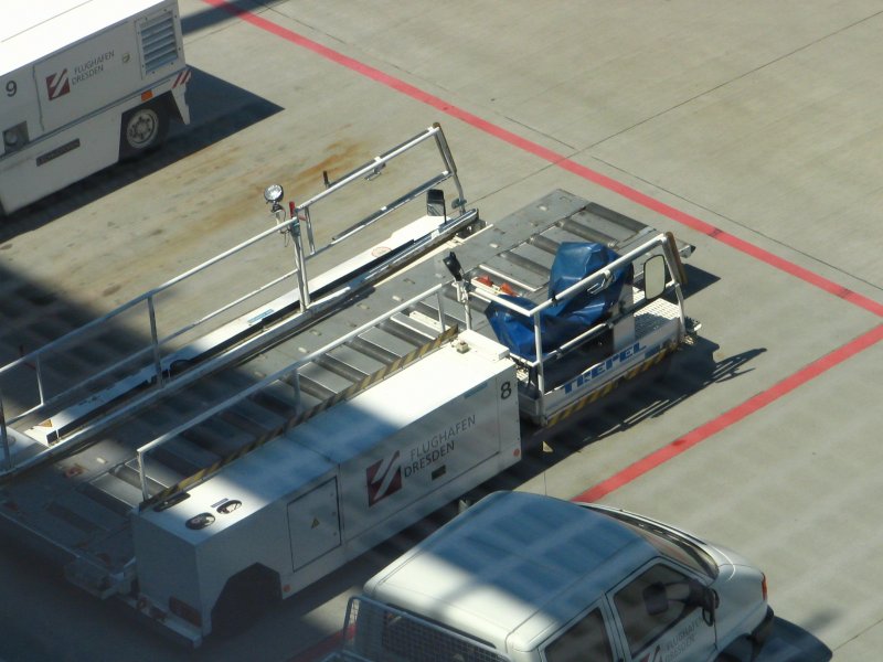 Ein Kofferbandfahrzeug gesehen am 02.04.2006 auf dem Flughafen Dresden.