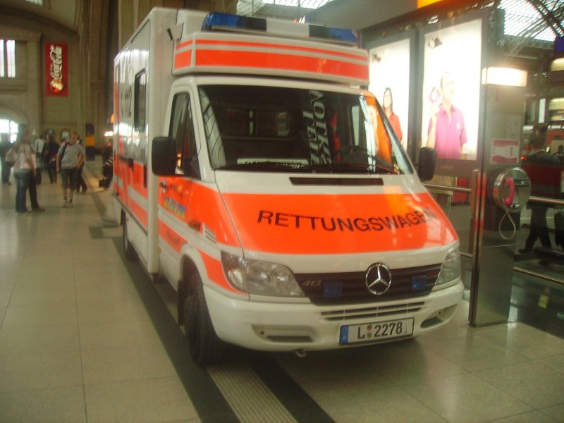Ein Mercedes Benz Krankenwagen. Gesehen am 29.06.07 in Leipzig auf den Bahnhofspassagen in Leipzig.