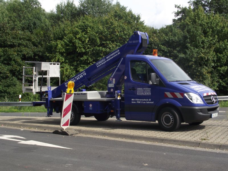 Ein Mercedes Benz Sprinter Mit Hebebuhne Am 05 08 11 In Maintal Fahrzeugbilder De