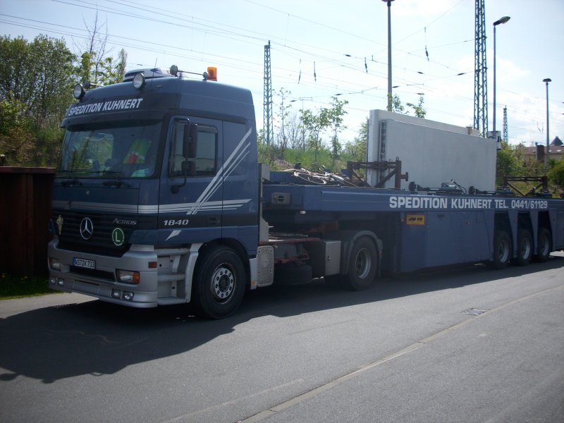 Ein Mercedes-Schwerlasttransporter am 05.05.2008 in Bergen/Rgen.