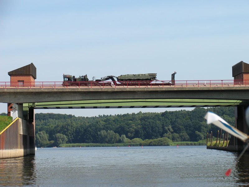 Ein Militrfahrzeug berquert auf einer Brcke den Elbe-Seitenkanal bei Artlenburg; 07.08.2008