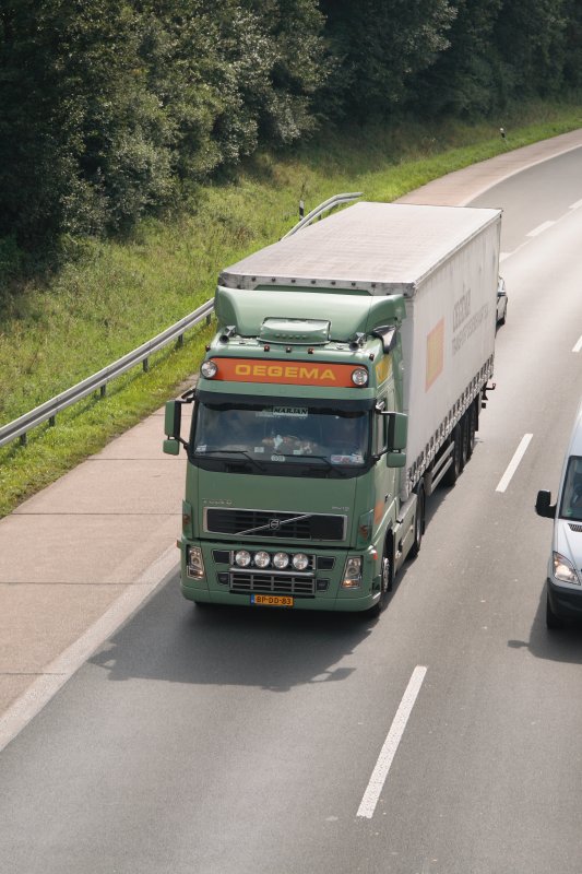 Ein Niederlndischer Volvo FH12 ist Richtung Ruhrgebiet unterwegs.