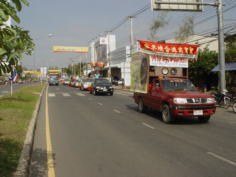 Ein Nissan Pick up bei einem Umzug anlsslich eines chinesischen Festes am 06.12.2008 in der thailndischen Kleinstadt Lamplaimat.