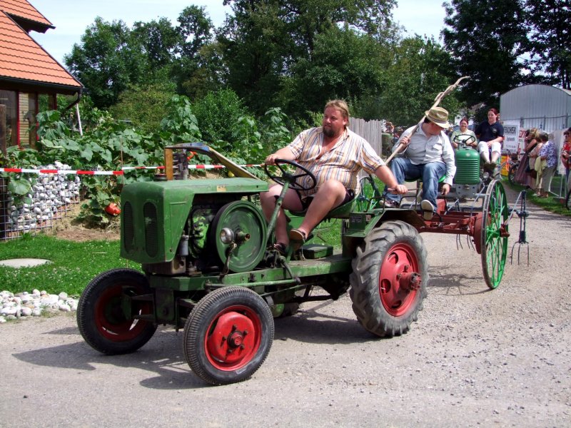 Ein  No-Name  Traktor mit Heuwender whrend der Oldtimerausfahrt in Mnsteuer; 080811