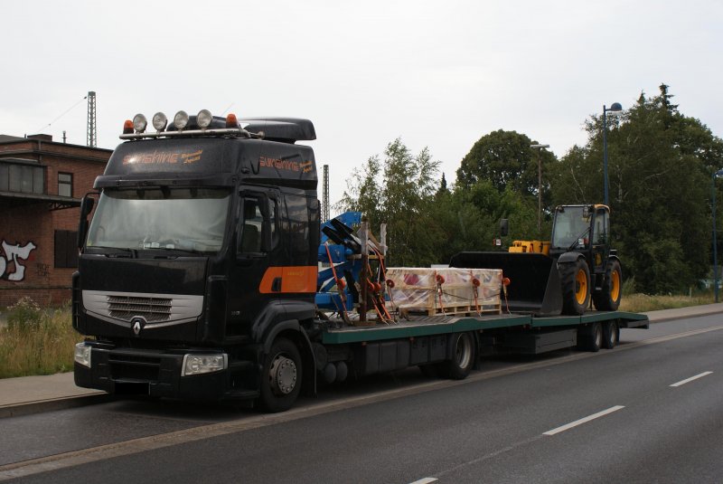Ein Sattelzug beladen mit einem Radlader und ein paar Kisten stand am 26.07.2009 in Celle.