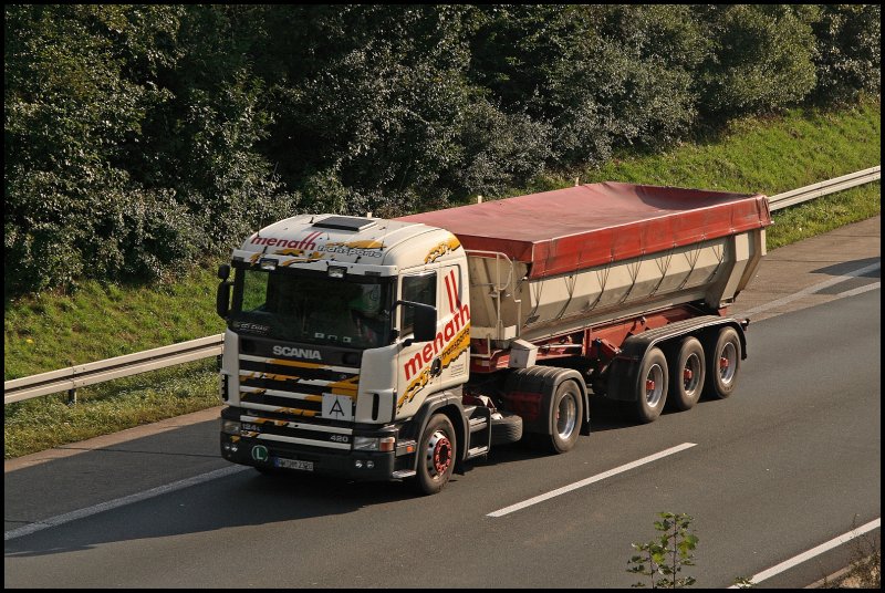 Ein SCANIA 124L 420PS von  menath transporte  ist am Nachmittag des 25.09.2008 in Richtung Norden unterwegs.