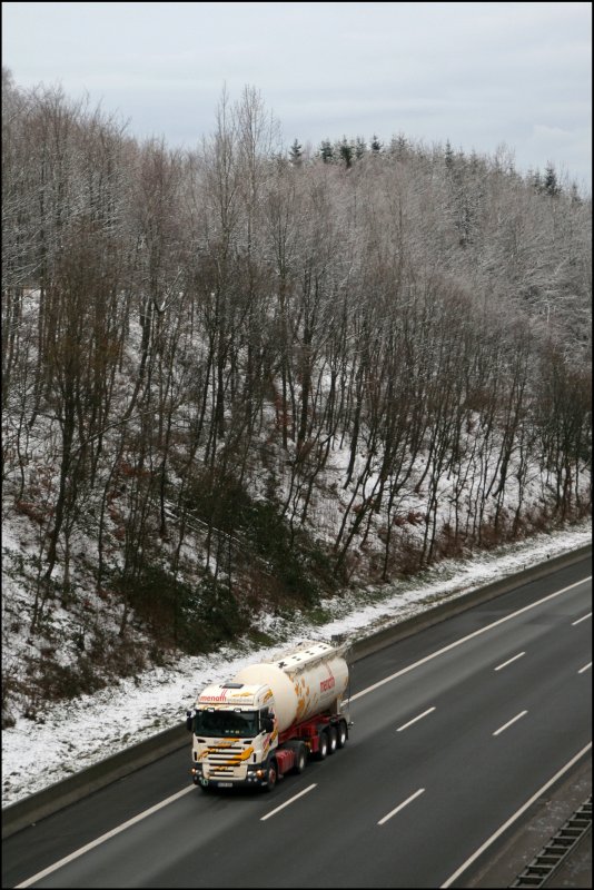 Ein SCANIA R420 von menath Transporte ist mit einem Siloauflieger in Richtung Sden unterwegs.
