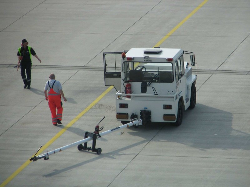 Ein Schleppfahrzeug des Flughafen Dresdens. Gesehen am 02.04.2006.