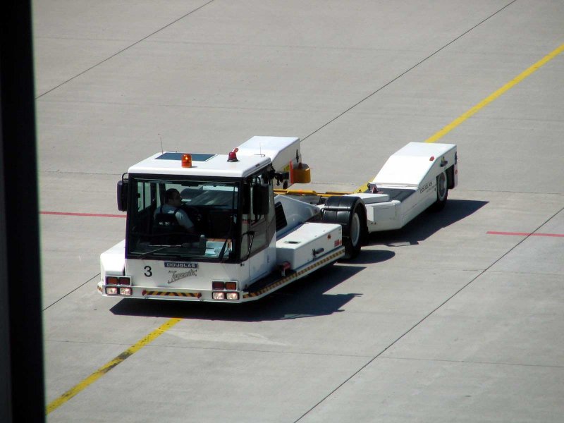 Ein Schleppfahrzeug gesehen am 02.04.2006 auf dem Flughafen Dresden.