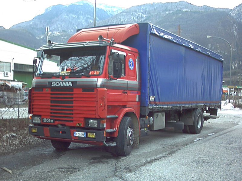 Ein sehr alter Scania auf einem Parkplatz nahe Trento, Italien.