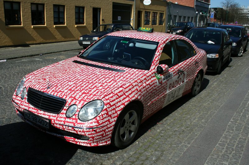 Ein Taxi mit einer orginellen Werbung fr einen dnischen Radiosender. Odense am 20.04.2008.